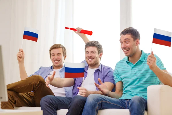 Amici maschi felici con bandiere e vuvuzela — Foto Stock