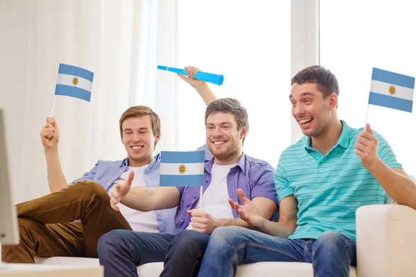 Amigos varones felices con banderas y vuvuzela — Foto de Stock