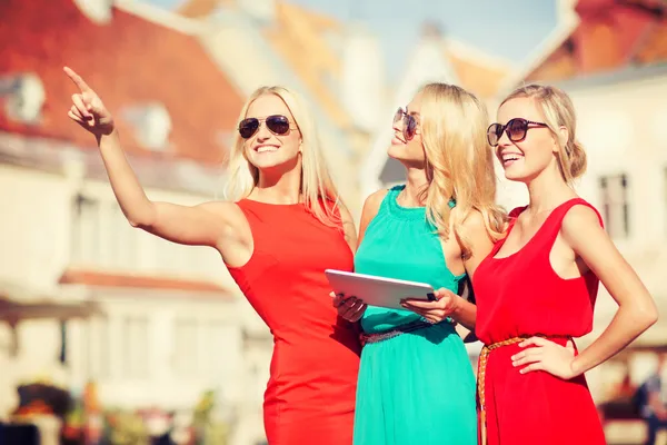 Schöne Mädchen Toursits Blick in Tablet-PC — Stockfoto