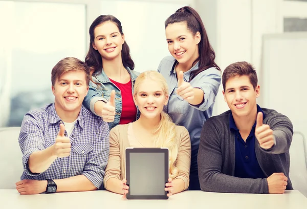 Sonriendo a los estudiantes con pantalla de PC tableta en blanco — Foto de Stock