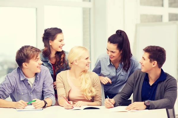 Estudiantes discutiendo en la escuela — Foto de Stock