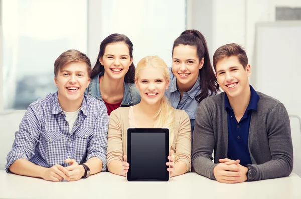 Sonriendo a los estudiantes con pantalla de PC tableta en blanco —  Fotos de Stock