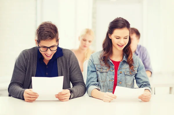 Dos adolescentes que buscan resultados de exámenes o exámenes — Foto de Stock