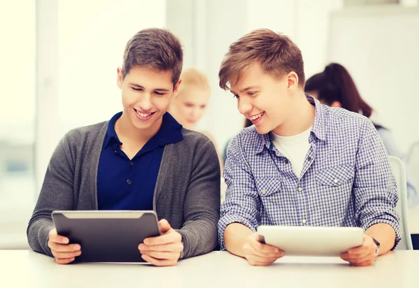 Studenten kijken naar tablet pc in lezing op school — Stockfoto