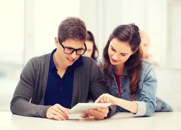 Studenter titta på TabletPC i föreläsning på skolan — Stockfoto