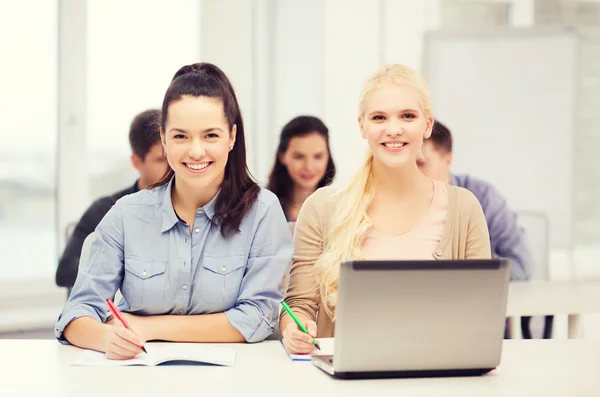 Studenter med bärbara datorer och bärbara datorer i skolan — Stockfoto