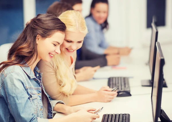 Studenten met een computermonitor en smartphones — Stockfoto