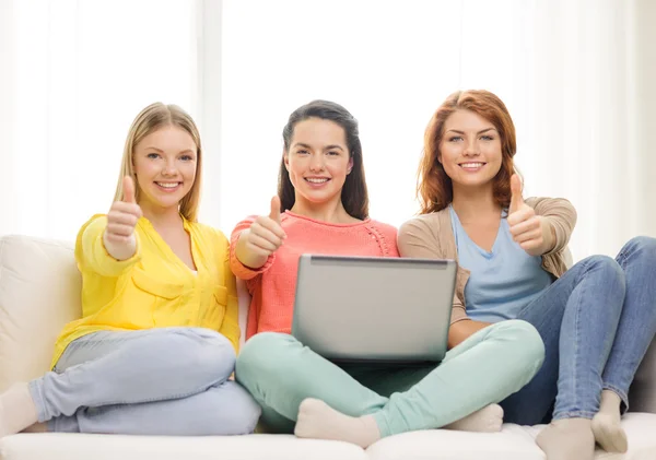 Três meninas adolescentes sorridentes com laptop em casa — Fotografia de Stock