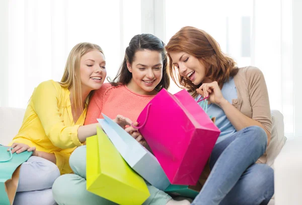 Mosolygó tizenéves lányok sok bevásárló táskák — Stock Fotó