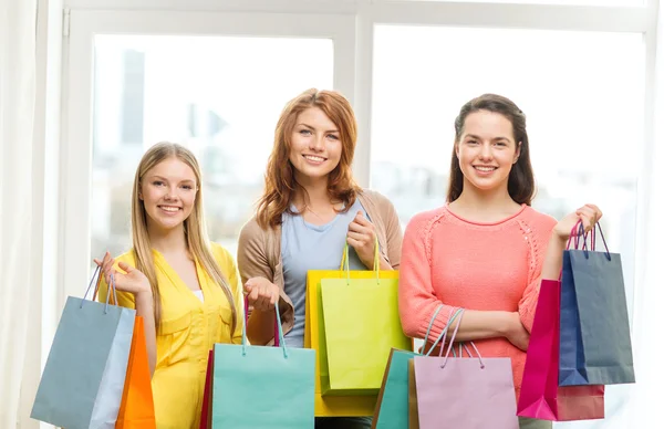 Niñas adolescentes sonrientes con muchas bolsas de compras —  Fotos de Stock