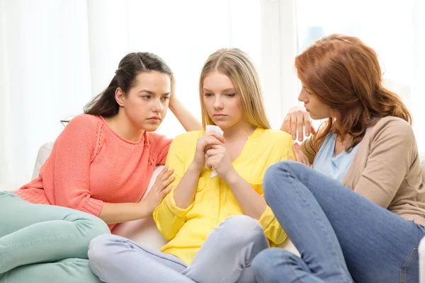 Twee tienermeisjes troostend andere na breuk — Stockfoto