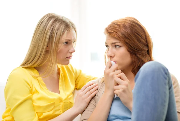 Ein Teenager-Mädchen tröstet ein anderes nach der Trennung — Stockfoto