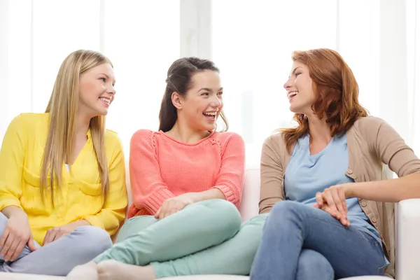 Drei Freundinnen unterhalten sich zu Hause lizenzfreie Stockfotos