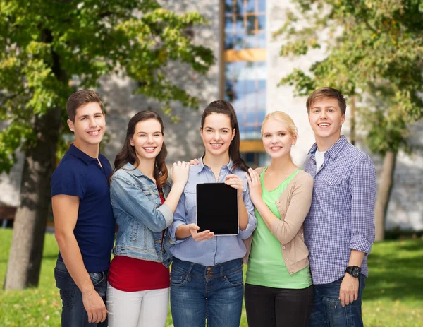 Studenter visar tom tablet pc-skärmen — Stockfoto