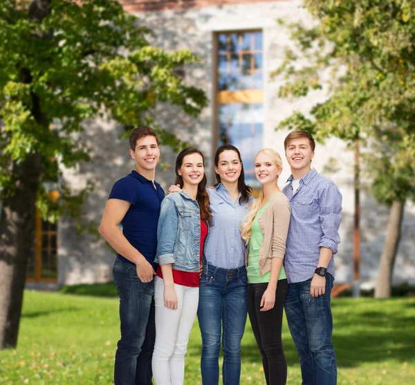 Grup gülümseyen öğrenci ayakta — Stok fotoğraf