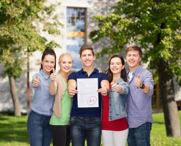 Grupo de estudantes mostrando teste e polegares para cima — Fotografia de Stock