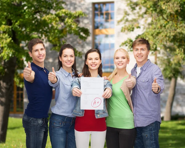 Grupo de estudantes mostrando teste e polegares para cima — Fotografia de Stock