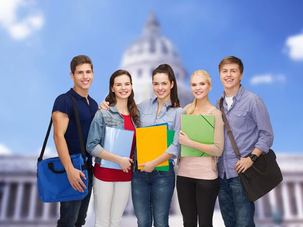 Grupp leende studenter står — Stockfoto