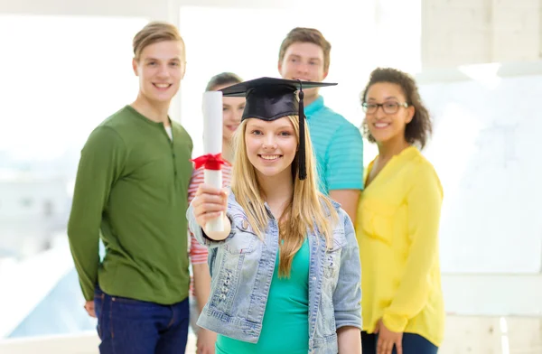Estudiante sonriente con diploma y gorra de esquina — Foto de Stock