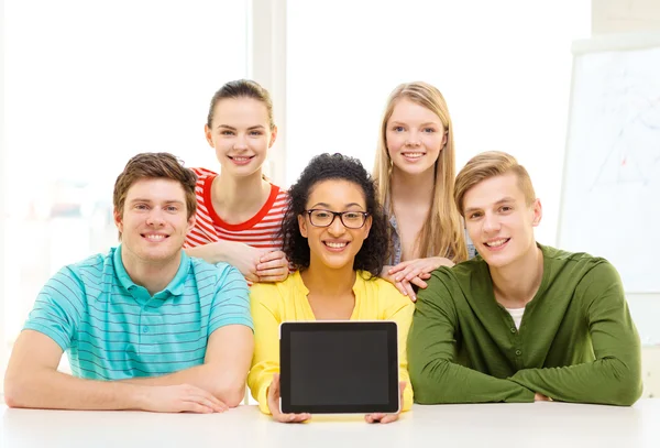Studenti sorridenti che mostrano tablet pc schermo vuoto — Foto Stock
