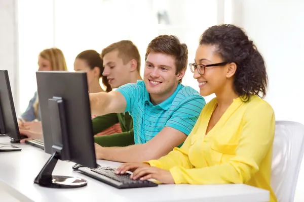 Estudiantes sonrientes en clase de informática en la escuela —  Fotos de Stock