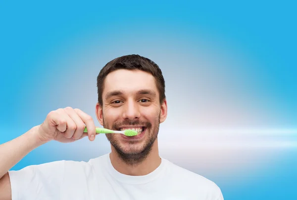 Joven sonriente con cepillo de dientes — Foto de Stock