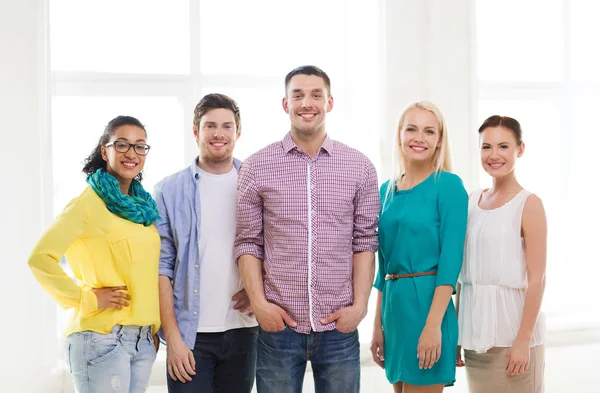 Gelukkig creatieve team in office — Stockfoto