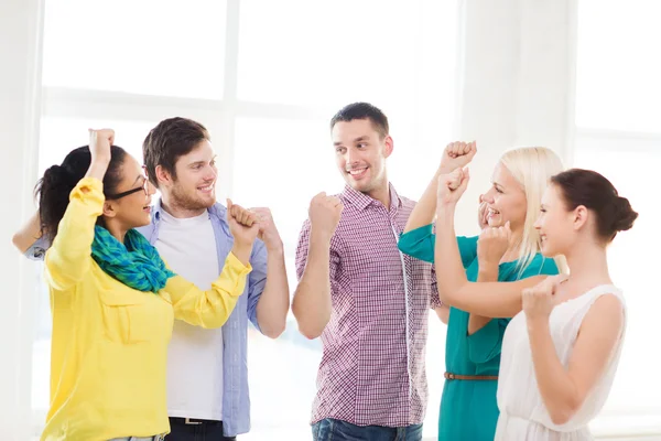 Heureuse équipe créative célébrant la victoire au pouvoir — Photo