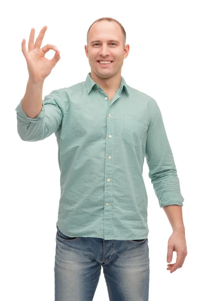 Sorrindo homem mostrando ok-sinal — Fotografia de Stock