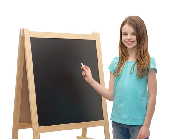 Glad liten flicka med blackboard och krita — Stockfoto