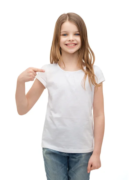 Leende liten flicka i blank vit t-shirt — Stockfoto