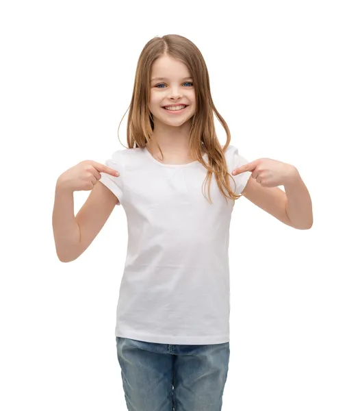 Leende liten flicka i blank vit t-shirt — Stockfoto