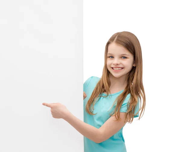 Szczęśliwa dziewczynka z biały deska — Zdjęcie stockowe