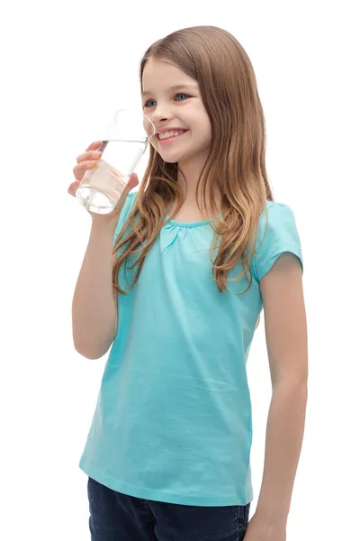 Lächelndes kleines Mädchen mit Glas Wasser — Stockfoto