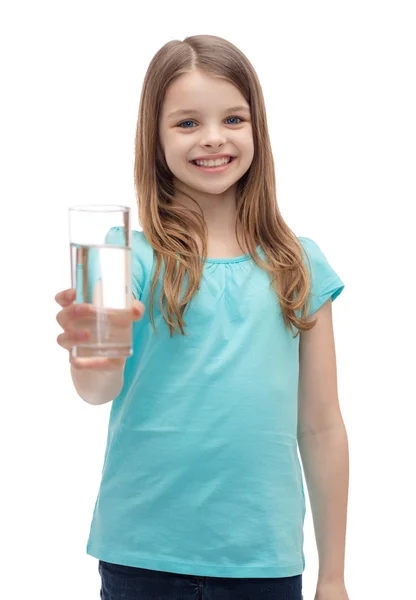 Улыбающаяся маленькая девочка, дающая стакан воды — стоковое фото