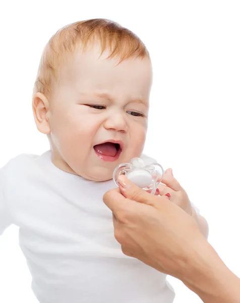 Chorando bebê com manequim — Fotografia de Stock