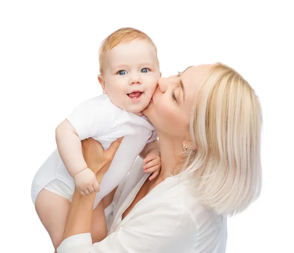 Mãe feliz beijando bebê sorridente — Fotografia de Stock