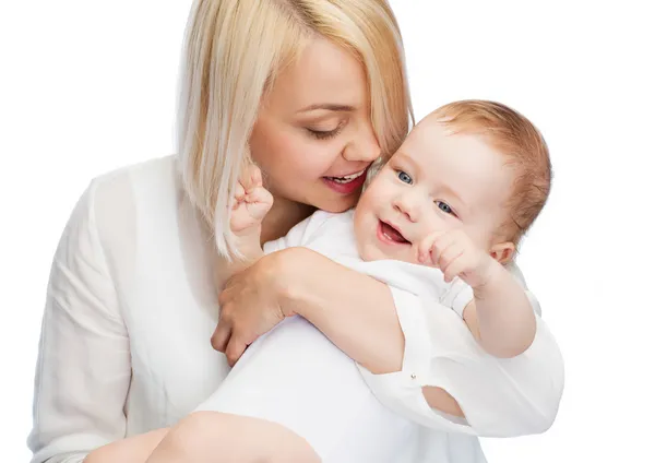 笑みを浮かべて赤ちゃんの幸せな母 — ストック写真