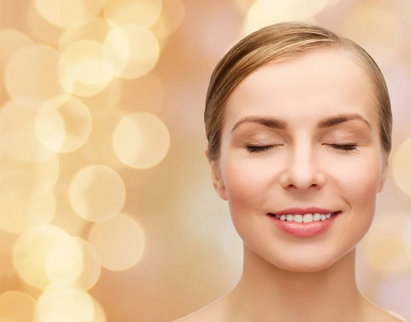 Rostro de mujer hermosa con los ojos cerrados — Foto de Stock