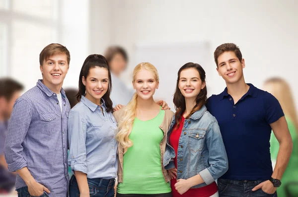 Grupo de estudantes em pé sorrindo — Fotografia de Stock