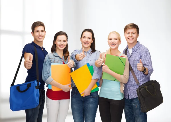 Gruppe lächelnder Studenten zeigt Daumen hoch — Stockfoto