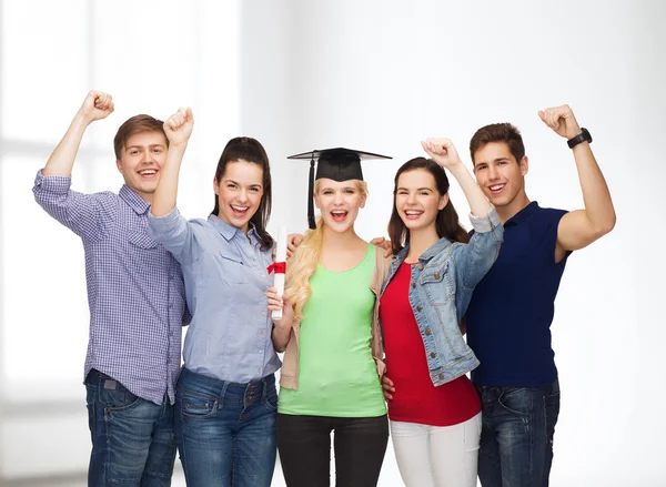 Gruppo di studenti sorridenti in piedi con diploma — Foto Stock