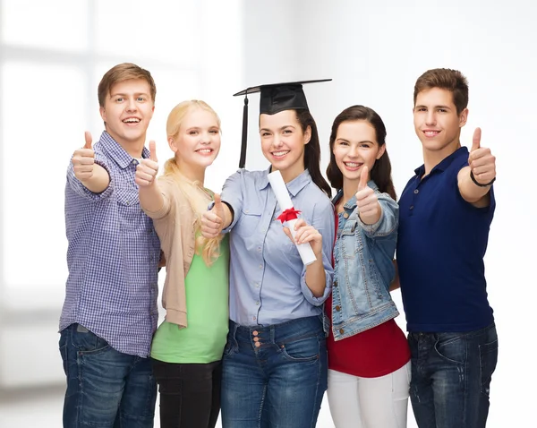Grupo de estudiantes con diploma mostrando pulgares hacia arriba — Foto de Stock