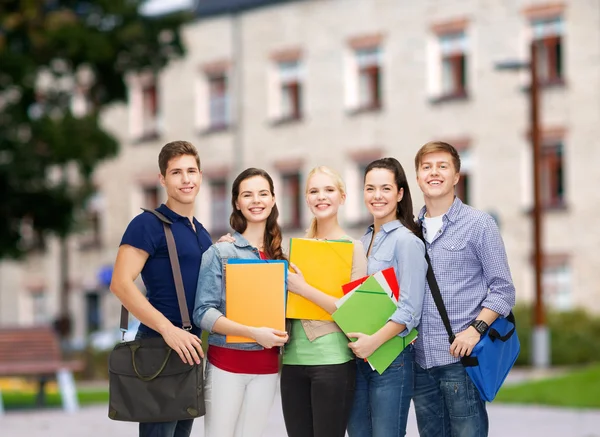 Groupe d'étudiants souriants debout — Photo