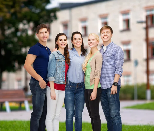 Gruppe lächelnder Studenten stehend — Stockfoto