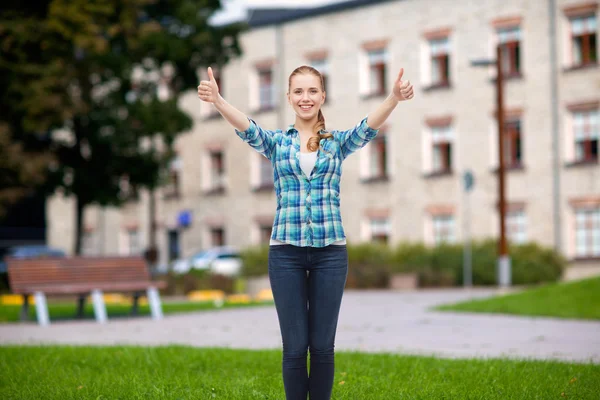 Leende flicka i casual kläder visar tummen — Stockfoto