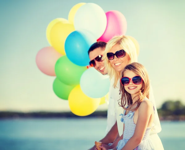 Familie met kleurrijke ballonnen — Stockfoto