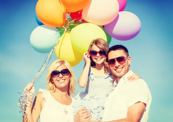 Familie mit bunten Luftballons — Stockfoto