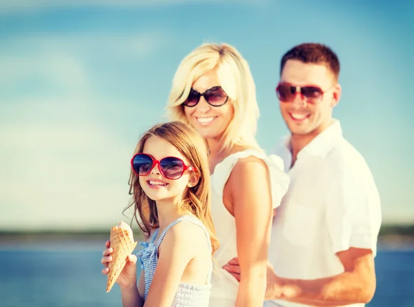 Família feliz comer sorvete — Fotografia de Stock