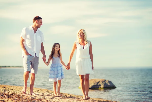 Familia feliz en la orilla del mar —  Fotos de Stock